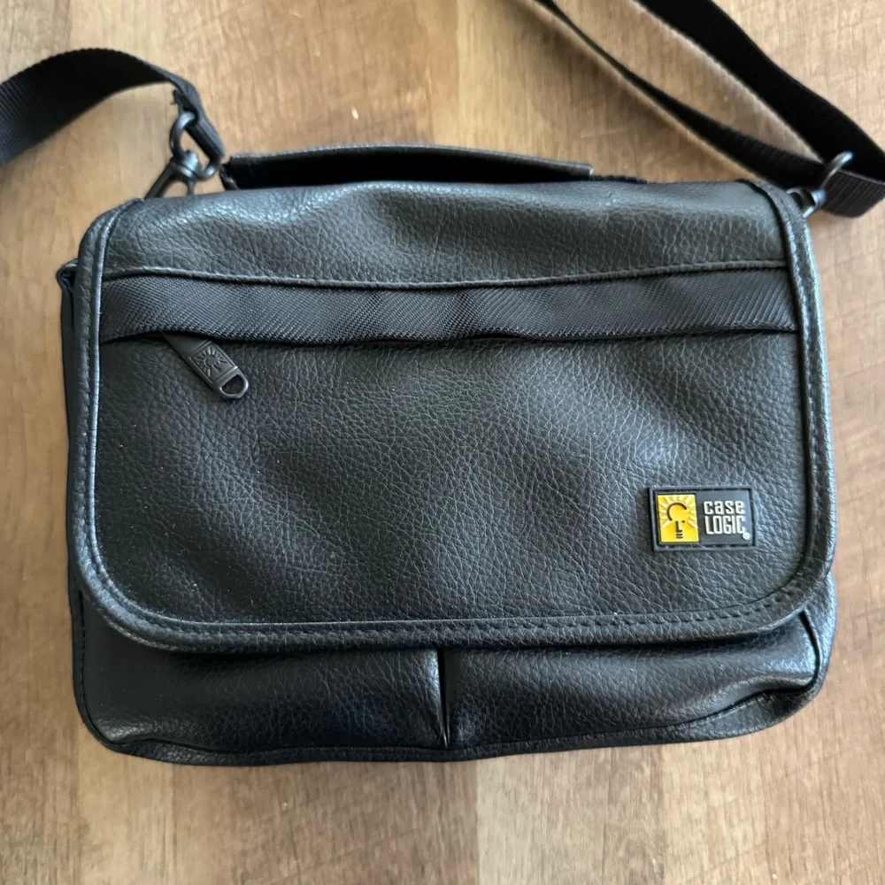 Black Case Logic Camera Bag Faux leather padded bag